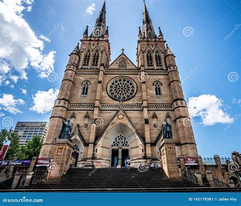 Fasadsikt Av Sts Mary Domkyrka Med Turister I Sydney NSW Australien