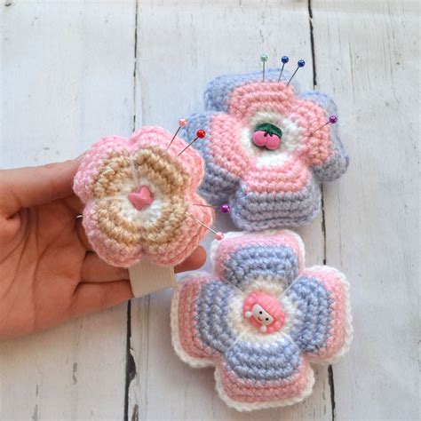 Вязаная игольница, цветок крючком, весенний цветок-четырехлистник