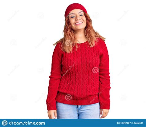 Joven Latina Con Ropa Casual Luciendo Positiva Y Feliz De Pie Y Sonriendo Con Una Sonrisa