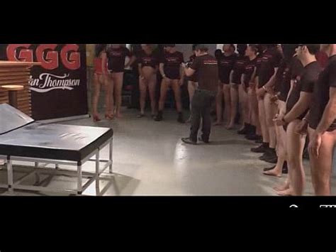 Une MILF bien roulée se fait prendre en levrette dans un gang bang11