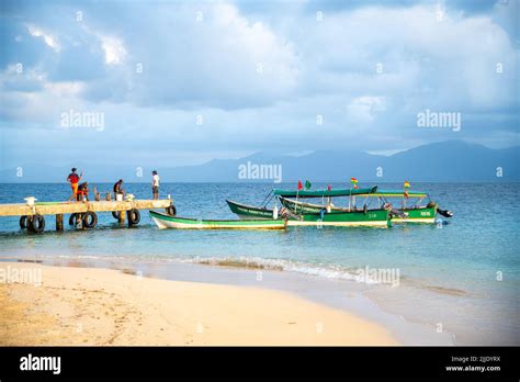 Pescador Local Pescando Desde Un Muelle En Las Islas De San Blas En