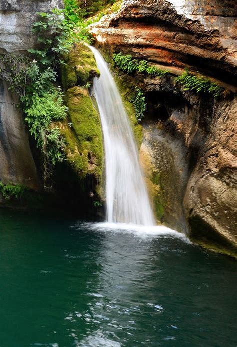 Las Sorprendentes Cascadas Y Piscinas Que Son Un Monumento Natural De