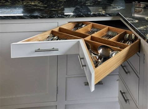 Организация хранения на кухне в угловом верхнем шкафу - фото