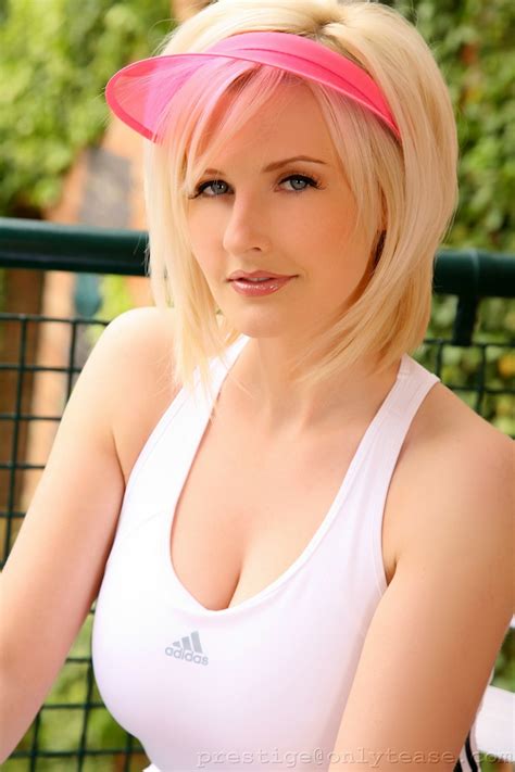 Sexy Blonde Tennisspielerin Michelle Marsh Geht Oben Ohne Und Zeigt