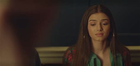 Phản ứng bất ngờ vụ hotgirl học đường lộ clip nóng ở tập Sex Education