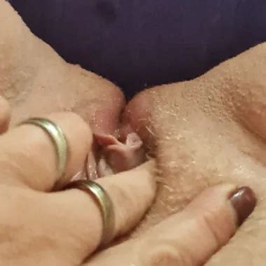 Mydirtyhobby verführerische MILF Cat Coxx fickt ihre Freundin mit einem Strap on um ihr eine