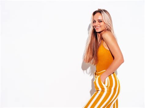 Jeune belle femme blonde souriante dans des vêtements jaunes d été à la mode Sexy femme