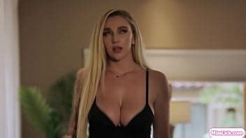 Chicas pequeñas satisfacen a su mejor amiga lesbiana de grandes tetas XVIDEOS