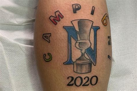 Vittoria Del Napoli Tifoso Azzurro Si Fa Tatuare La Coppa Italia Sul