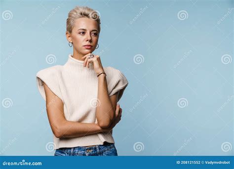 Grave Belle Fille Blonde Posant Et Regardant De Côté Photo stock Image du confiant bleu