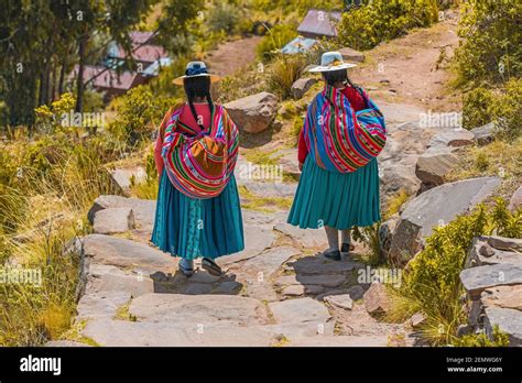 Quechua women hi-res stock photography and images - Alamy