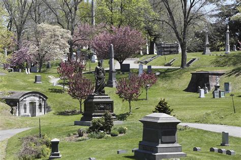 NY's largest cemetery celebrates 175th anniversary