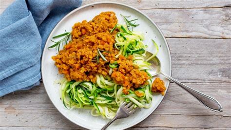 Zucchini Nudeln Mit Linsenbolognese Ndr De Ratgeber Kochen Rezepte