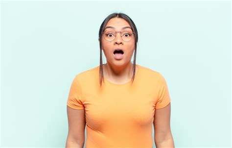Mujer Latina Que Se Ve Muy Conmocionada O Sorprendida Mirando Con La Boca Abierta Diciendo Wow