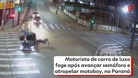 Vídeo Motorista de carro de luxo foge após avançar semáforo e