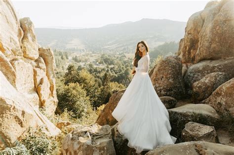 Belle Mariée Blonde Sur Fond De Montagnes En Italie Photo Premium
