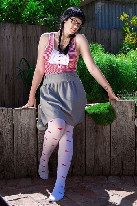 Brunette Amateur Babe in sexy Strümpfen und Spitzen Tanga Porno Bilder Sex Fotos XXX Bilder