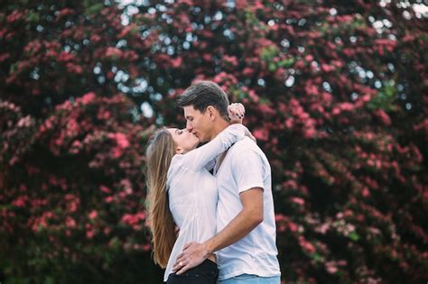 Joven Pareja Feliz En El Amor Al Aire Libre Amoroso Hombre Y Mujer