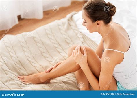 Bella Donna Con Le Gambe Nude Sul Letto A Casa Fotografia Stock Immagine Di Cura Bellezza