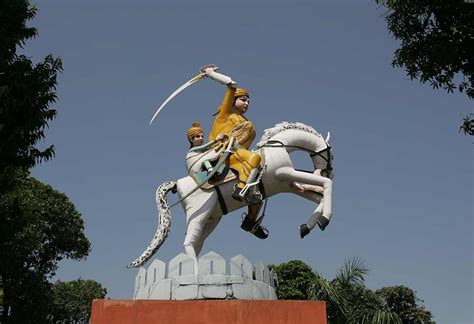 रानी लक्ष्मी बाई पर निबंध हिंदी में Essay On Rani Laxmi Bai In Hindi Rani Laxmi Bai Par Nibandh