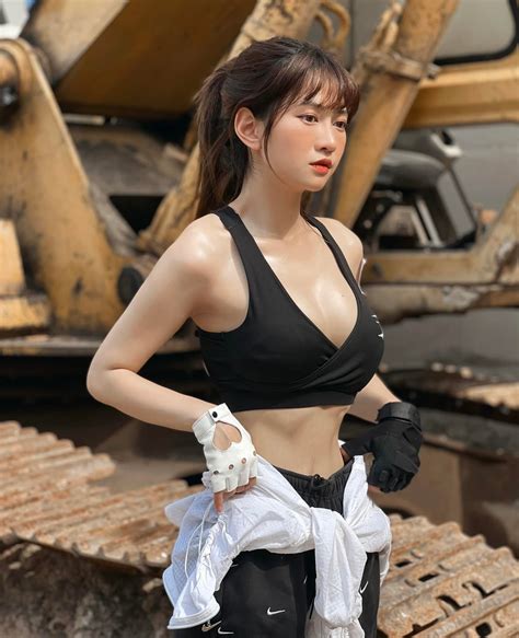 Hot Tiktoker Lê Bống đăng ảnh bán nude khoe lưng trần gợi cảm sau khi gây tranh cãi tại Hoa Hậu