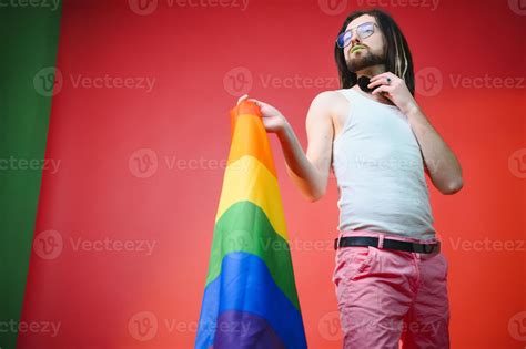 Gay Hombre Sostener Arco Iris A Rayas Bandera Aislado En De Colores Antecedentes Estudio Retrato