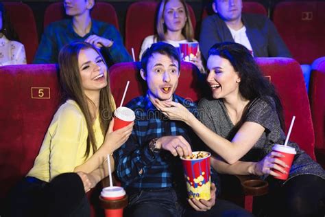 Dos Niñas Y Un Chico Viendo Una Comedia En Un Cine Jóvenes Amigos