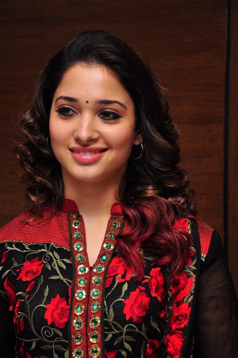 Wallpaper Desktop Grils Tamanna Latest Hot Stills At Badrinath Days