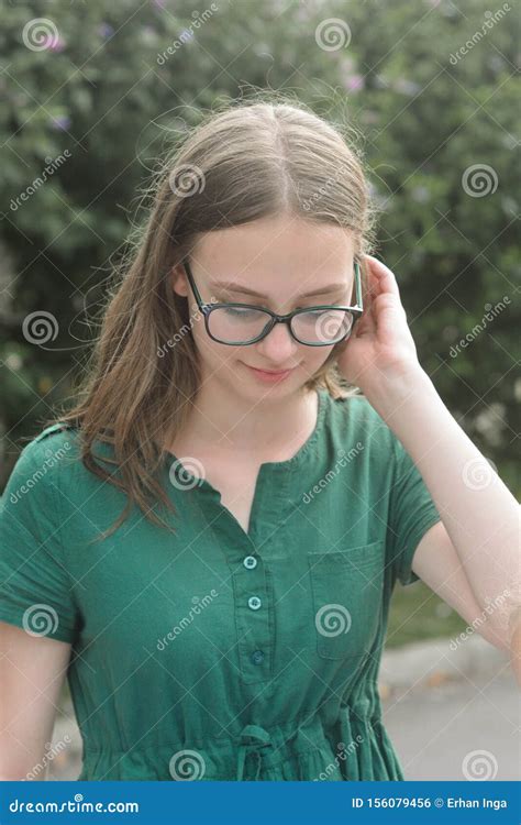 Portrait D Une Petite Fille Mignonne Avec Lunettes Souriante Coiffure Blonde Naturelle Belle