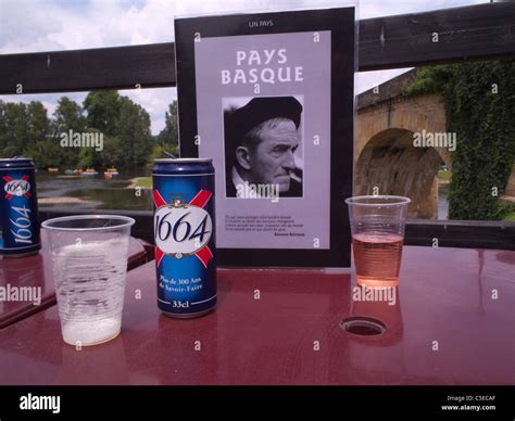 Les canettes de Kronenbourg 1664 bière blonde avec un menu sur une table d un snack bar au bord