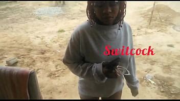 Mi vecino me folló cuando vine a cargar mi celular a su casa XVIDEOS