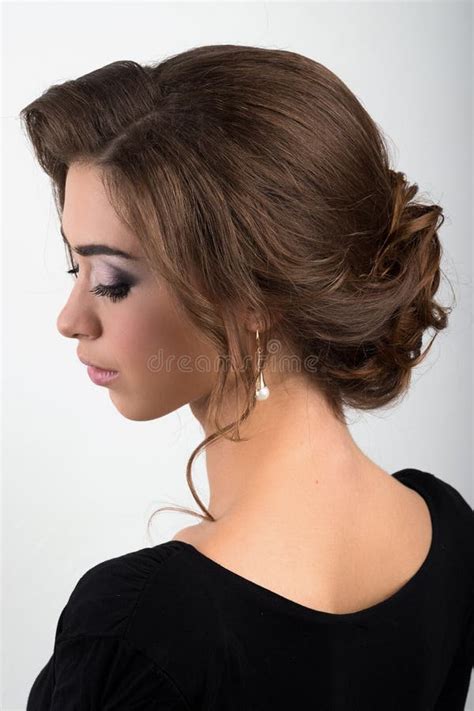 Portret Van Een Jong Brunette Met Verzamelde Gelijk Makende Haar En Make Up Meningsprofiel