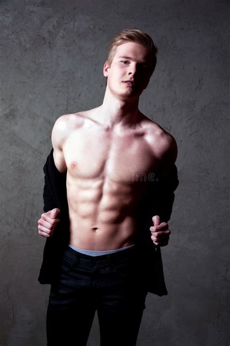 Jonge Blonde Mens Stock Afbeelding Image Of Levensstijl