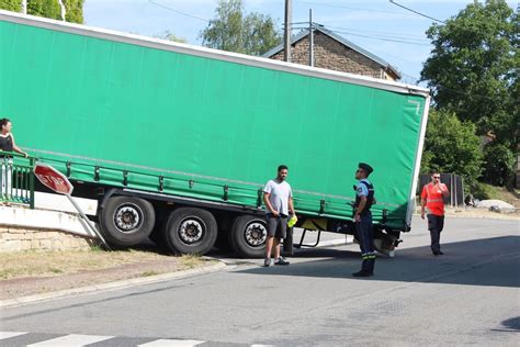 Un Poids Lourd En Fâcheuse Posture à Lentrée De Brethenay