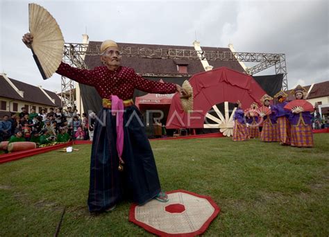 HARI TARI SEDUNIA DI MAKASSAR ANTARA Foto