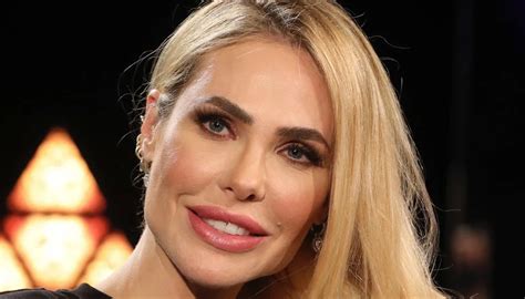 Ilary Blasi torna a Sabaudia in bikini è divina Lo sgarbo a Totti