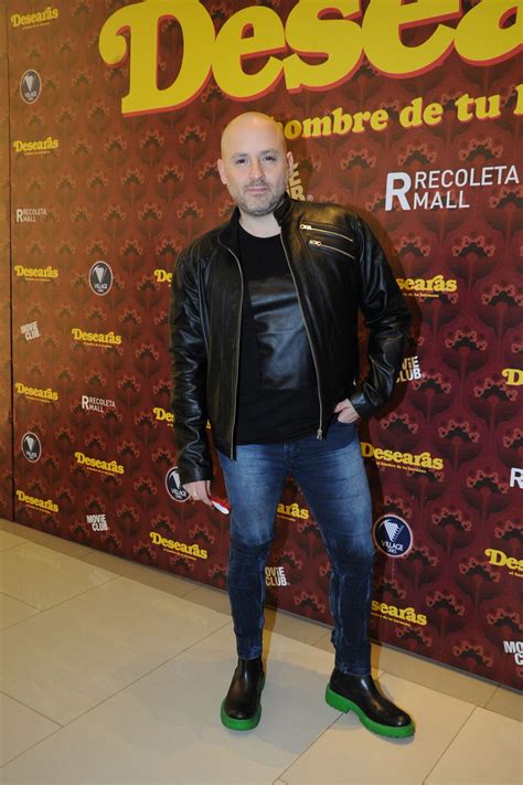 Con un vestido hot Pampita Ardohain deslumbró en el estreno de Desearás al hombre de tu