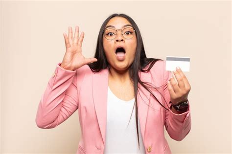 Jovem latina gritando as mãos ao alto sentindo se furiosa frustrada estressada e chateada