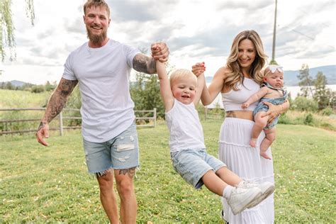 Why families are raving about this Kelowna Family Photographer