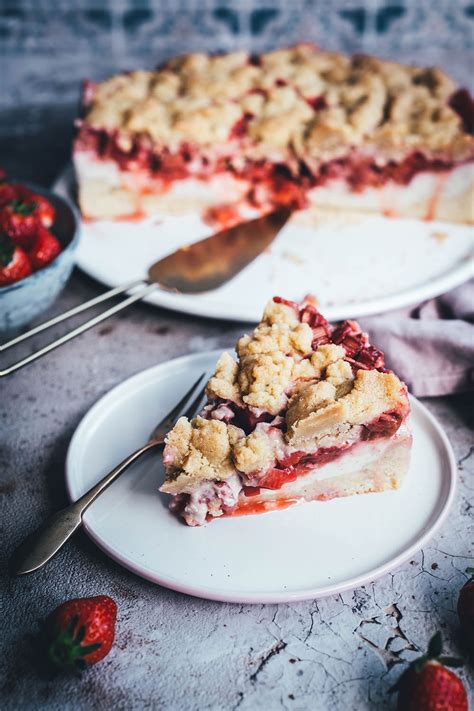 Erdbeer Rhabarber Kuchen Mit Puddingcreme Und Streuseln Moey S