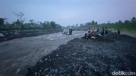 Sebuah Truk Di Lumajang Terseret Banjir Lahar Semeru Saat Angkut Batu