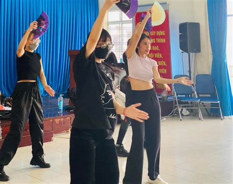 Thuỷ Tiên hiếm hoi diện bikini chỉ chụp từ phía sau bao người trầm trồ vòng 3 phúc hậu