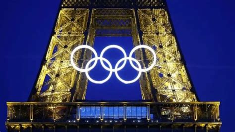 La Torre Eiffel exhibe los aros olímpicos a 50 días de los Juegos ANF