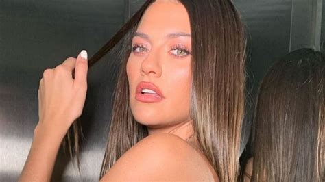 Sofia Jujuy Jiménez beboteó con una bikini y short para alentar a la Argentina antes del partido