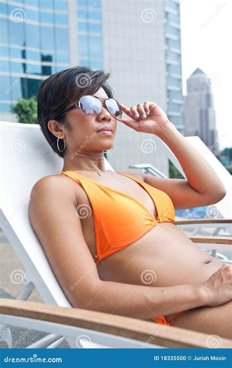 Aziatische Vrouw In Het Oranje Bikini Ontspannen Door De Pool Stock Foto Image Of Zwembad