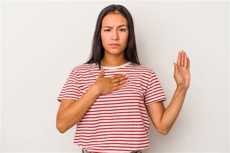 Mujer Latina Joven Aislada En El Fondo Blanco Que Hace Un Juramento
