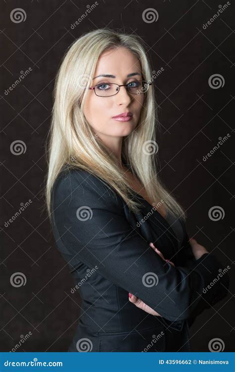 Portret Van Elegant Het Geklede Jonge Schitterende Blonde Vrouw Stellen Stock Foto Image Of
