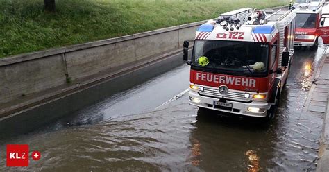 Nach Unwetter Feuerwehren im Großeinsatz Straßen und Keller überflutet