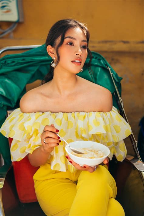 Lý Nhã Kỳ táo bạo mặc mốt giấu quần Tường Linh quyến rũ với bikini hơn cả Nữ hoàng nội y