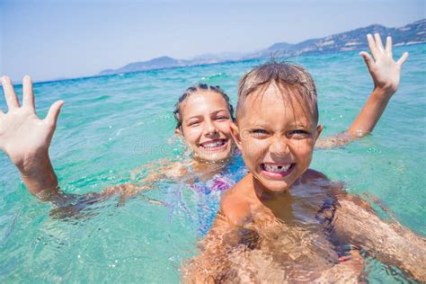 Enfant Jouant Dans La Piscine Photo Stock Image Du Actif Détente